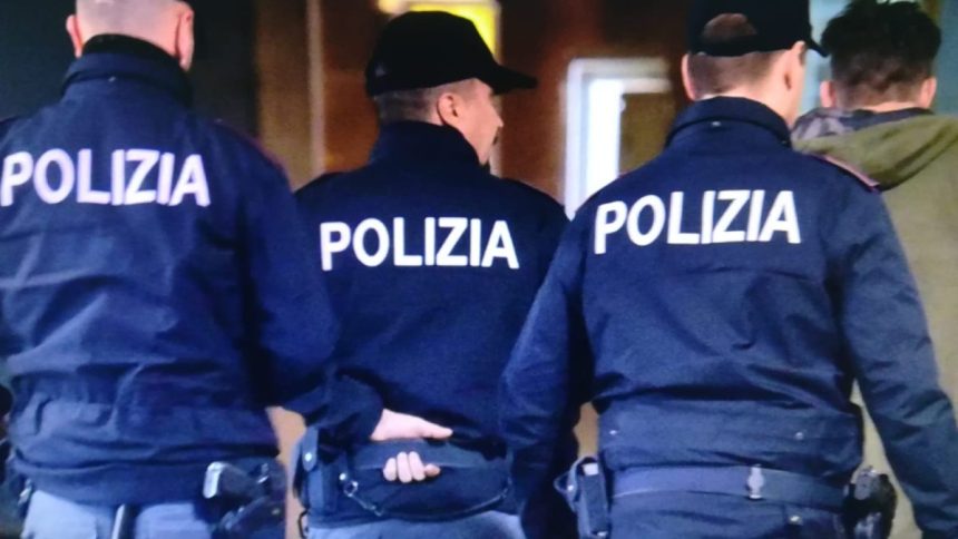Napoli, accoltella un agente e il collega gli spara: muore in ospedale Napoli, accoltella un agente e il collega gli spara: muore in ospedale