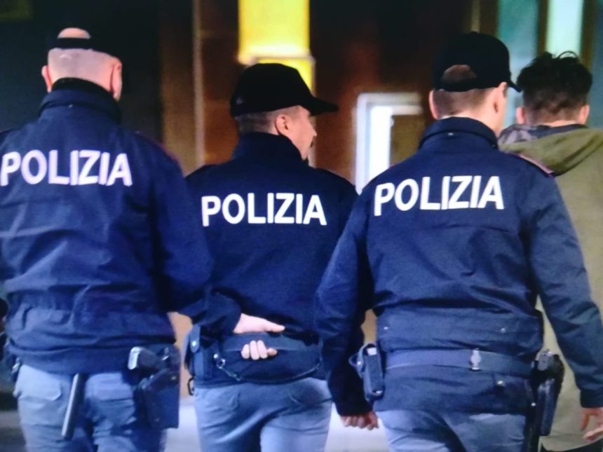 Napoli, accoltella un agente e il collega gli spara: muore in ospedale