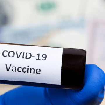 Vaccini. Oxford: “Nessuna esclusiva”, Moderna: “Concediamo proprietà intellettuale”