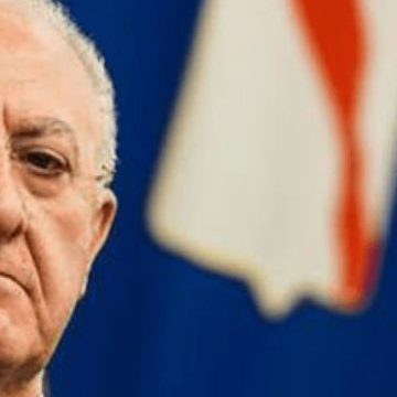 De Luca sta vaccinando chi ha già avuto il Covid
