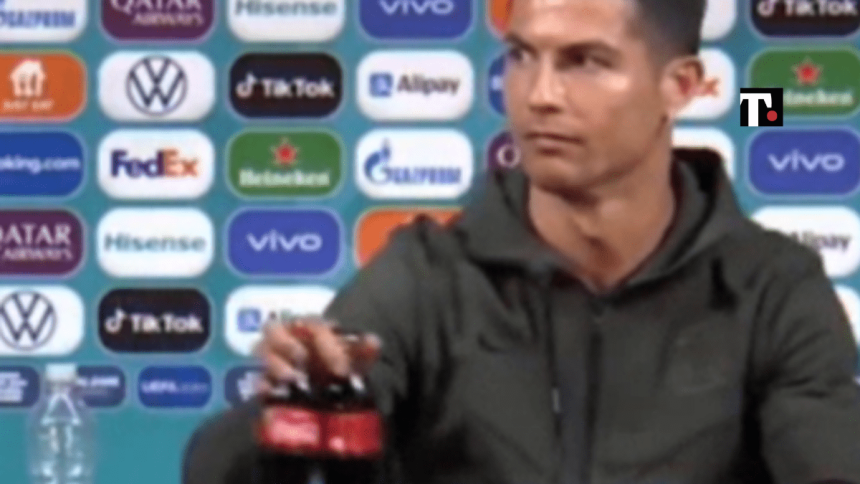 Coca Cola, a Cristiano Ronaldo non piace e la oscura. Ma l’episodio è grave (non da ridere)