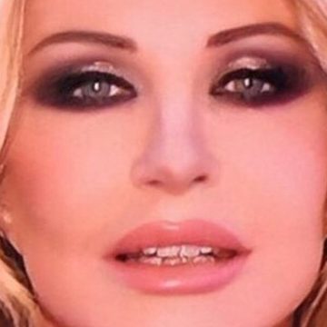 Chi è Paola Ferrari, Sharon Stone italiana