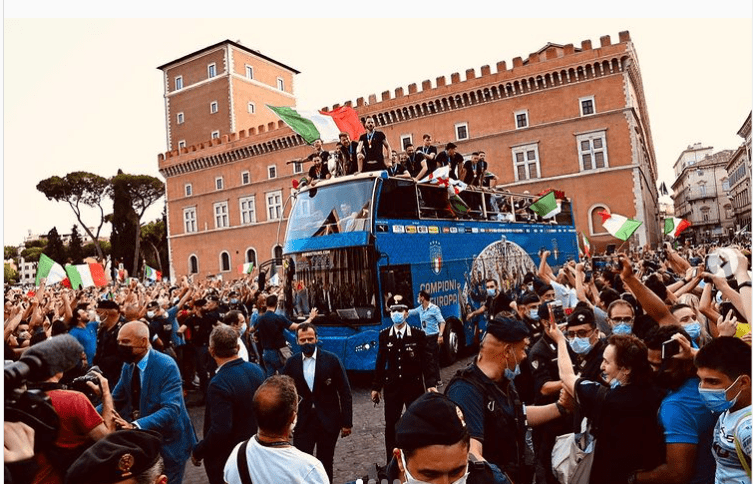 La sfilata degli azzurri non era stata autorizzata La sfilata degli azzurri non era stata autorizzata