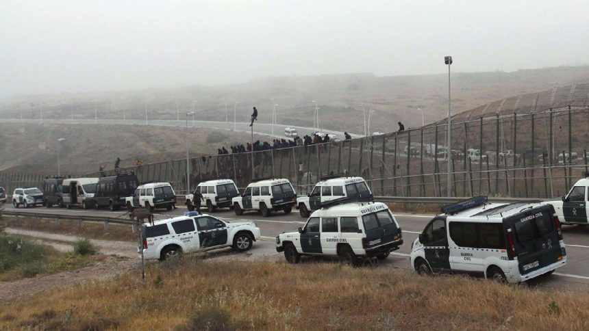 Migranti entrano in Spagna Migranti entrano in Spagna