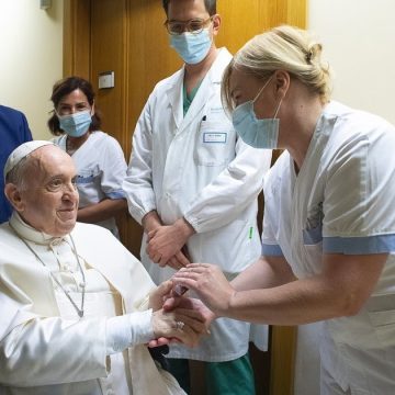 Papa Francesco dimesso