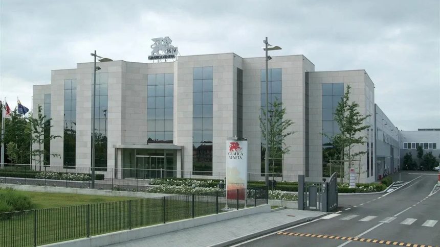 Sfruttamento di manodopera Grafica Veneta DICHIARAZIONE DI FABIO FRANCESCHI PRESIDENTE DI GRAFICA VENETA SPA SU 'OPERAZIONE PAKARTA' 26 luglio 2021 - Grafica Veneta, ha preso atto con rammarico e sorpresa delle notizie uscite oggi sulle agenzie di stampa in ordine al suo coinvolgimento nella inchiesta denominata Pakarta. Si ritiene di evidenziare che la società che gestiva l’appalto è interessata di altri analoghi appalti non solo in Veneto ma anche in altre Regioni del Nord Italia, infatti le prestazioni di BM in favore di Grafica Veneta rappresentano una modestissima parte del totale dell' attivita' svolta proprio nel settore grafico, da questa società. Grafica Veneta era del tutto all’oscuro, di quanto sembrerebbe emergere dalla inchiesta, e del resto l’oggetto della contestazione ai suoi funzionari riguarda solo ed esclusivamente un asserito ostacolo all’indagini, ostacolo che non è mai stato posto dalla società Grafica Veneta che intende invece collaborare con le forze dell’ordine e la magistratura per il ripristino della legalità in primis e quindi della verità. Si ritiene opportuno ribadire che Grafica Veneta ha sempre onorato con puntualità agli accordi economici con tutti i propri fornitori e così anche con gli appaltatori mettendoli in grado a loro volta di onorare gli impegni che questi hanno con le loro maestranze, e di questo ne ha sempre fatto un vanto. Come Presidente di Grafica Veneta esprimo la solidarietà ai collaboratori citati in questa vicenda e ne sottolineo la piena stima e il completo supporto.