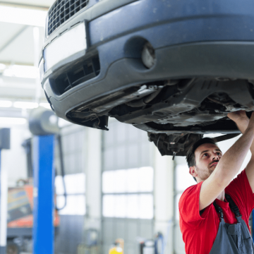 Settore automotive in crisi, in Italia il crollo continua. Ma c’è il boom di Tesla