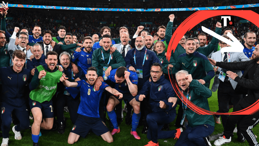 Italia-Spagna, Verratti festeggia la finale con un invasore di campo (e se ne accorge in ritardo)