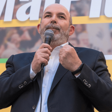 Vito Crimi, biografia dell’eterno reggente M5S che ha tradito il fondatore Beppe Grillo