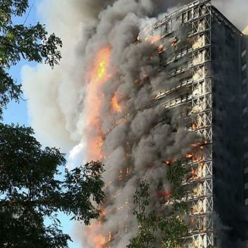Incendio a Milano, i pannelli infiammabili che rendono più “cool” la Torre dei Moro da 8mila euro al metro