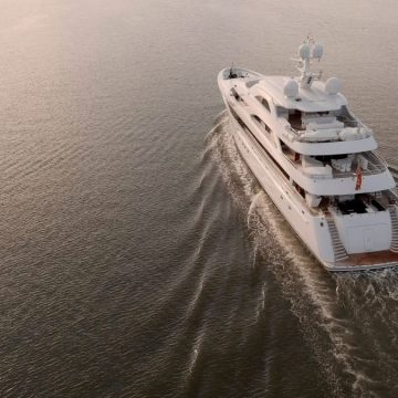 Mega Yacht e vip, per Giorgio Armani o Roman Abramovic il green pass non è un problema. Dove avvistare i super ricchi