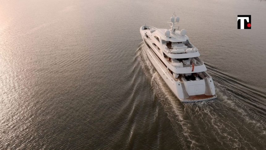 Mega Yacht e vip, per Giorgio Armani o Roman Abramovic il green pass non è un problema. Dove avvistare i super ricchi