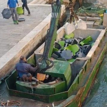 Venezia, banchi a rotelle portati al macero. Ed è subito polemica