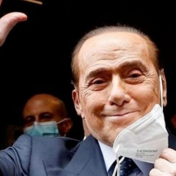 Campagna elettorale, Berlusconi promette le “pensioni a 1000 euro”