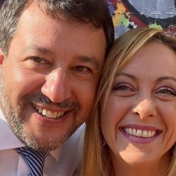 Meloni e Salvini, una storia di abbracci tra finti amanti