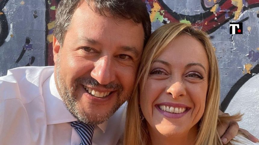 Meloni e Salvini, una storia di abbracci tra finti amanti
