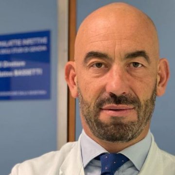 Il virologo Matteo Bassetti sbotta: “Bar, ristoranti e cinema solo ai vaccinati!”