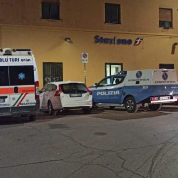 ragazza morta sotto il treno