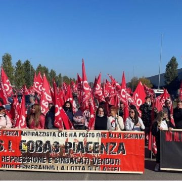 Sciopero, i SI Cobas bloccano Amazon: “Basta Agenzie del Lavoro. Ticket, contratti e rappresentanza: ecco cosa vogliamo”