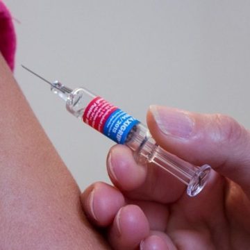 Vaccino, differenza terza dose e booster