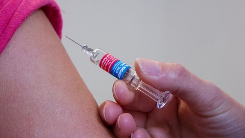 Vaccino, differenza terza dose e booster