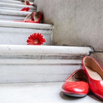 Violenza sulle donne scarpe panchine rosse