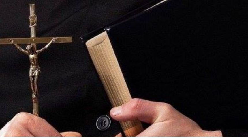 Urla e bestemmie, ragazza assale un frate