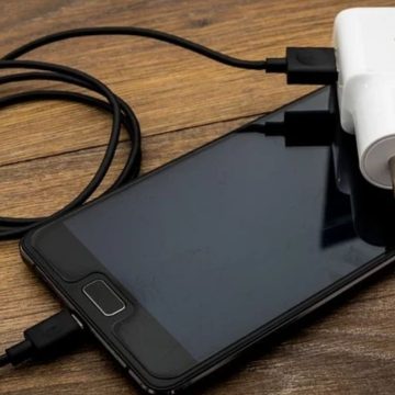 Smartphone in carica morto un ragazzo