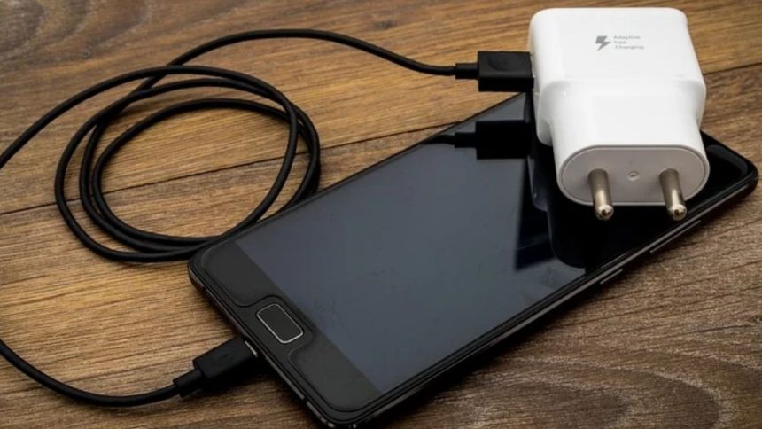 Smartphone in carica morto un ragazzo Smartphone in carica morto un ragazzo