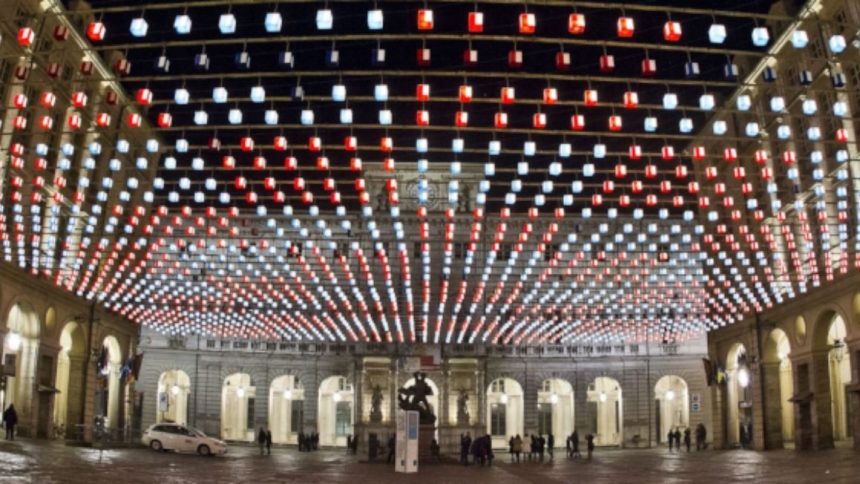 Torino, polemica albero di Natale Torino, polemica albero di Natale
