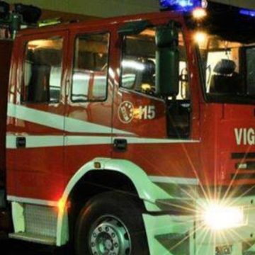 Milano, a fuoco il tetto