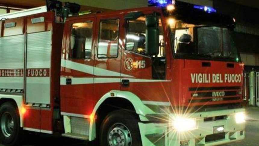 Milano, a fuoco il tetto Milano, a fuoco il tetto