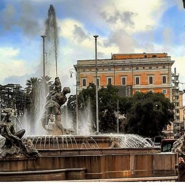 Roma, uomo nella fontana Roma, uomo nella fontana