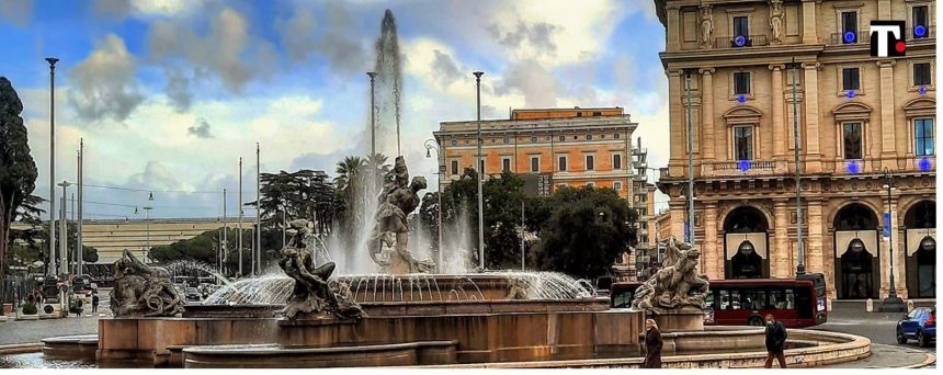 Roma, uomo nella fontana