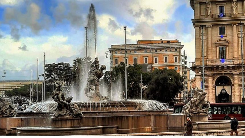 Roma, uomo nella fontana Roma, uomo nella fontana
