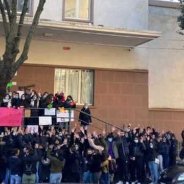 Piercing e unghie lunghe a scuola Piercing e unghie lunghe a scuola