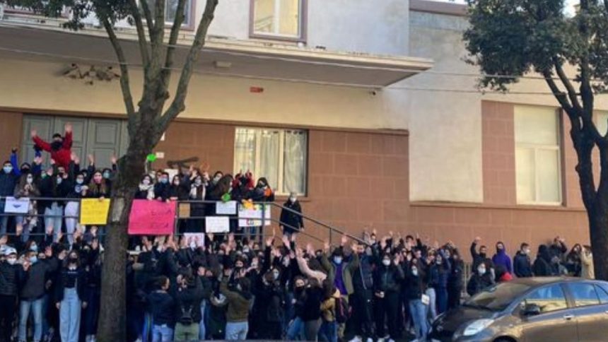 Piercing e unghie lunghe a scuola