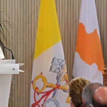 Cipro uomo armato papa Cipro uomo armato papa