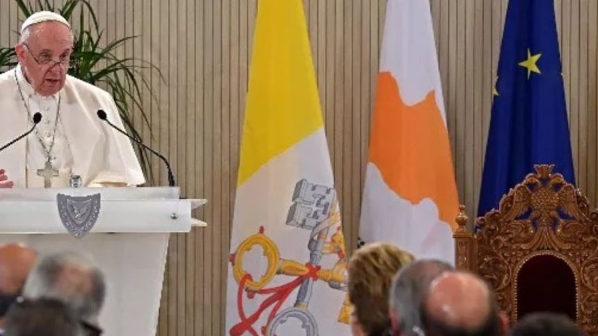 Cipro uomo armato papa