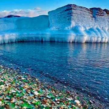 Ussuri Bay, da “spiaggia discarica” a luogo dai mille colori