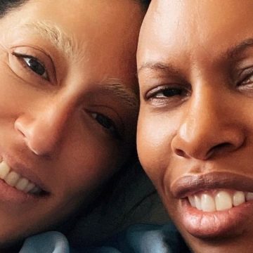 Skin mamma a 54 anni: la foto con figlia e compagna