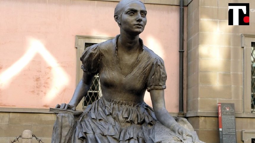 cristina Perché le donne nei monumenti italiani devono essere tutte sante?