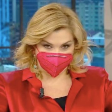Perché Serena Bortone porta la mascherina a “Oggi è un altro giorno”