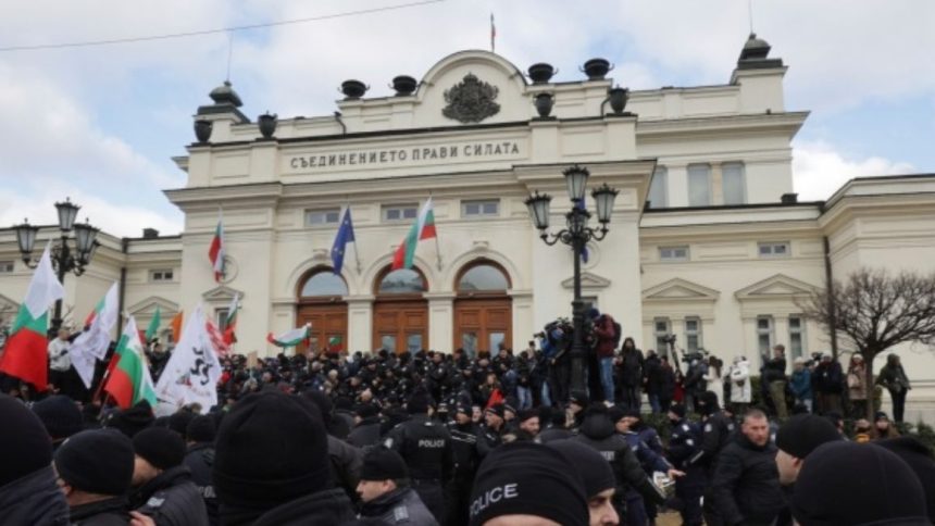 Bulgaria assalto al parlamento Bulgaria assalto al parlamento