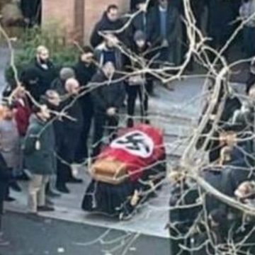 Bara avvolta bandiera svastica