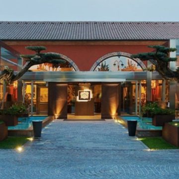 Il cane da guardia azzanna il barboncino