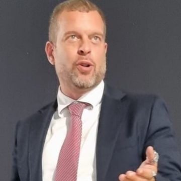 Stefano Vignaroli spara