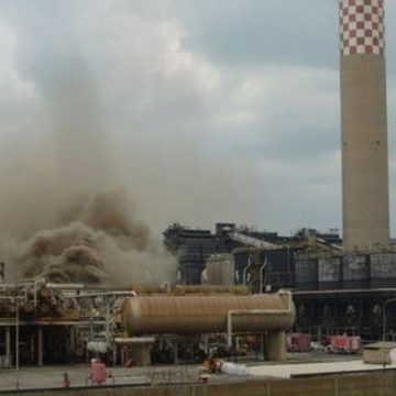 Gela, raffineria Eni in fiamme dopo l’esplosione di un forno