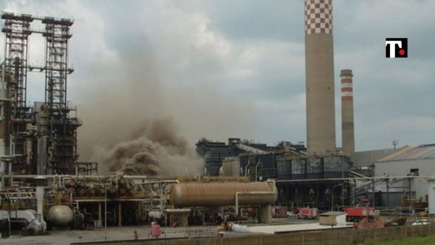 Gela, raffineria Eni in fiamme dopo l’esplosione di un forno