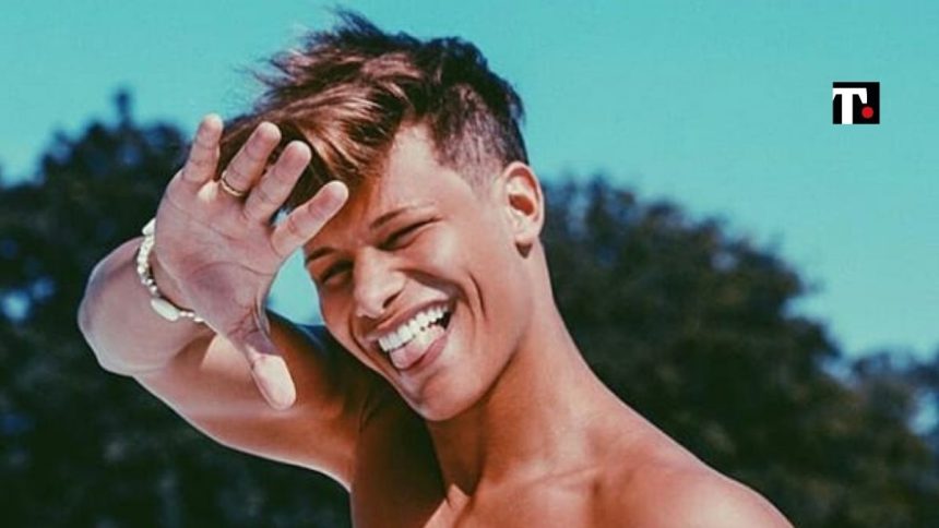 Chi è Denis Dosio, giovane influencer di origini brasiliane, beccato nudo nel bosco